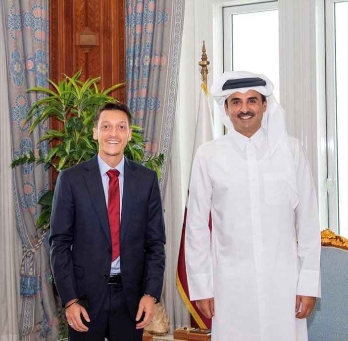 Mesut Özil, Katar Emiri Şeyh Temim ile birlikte