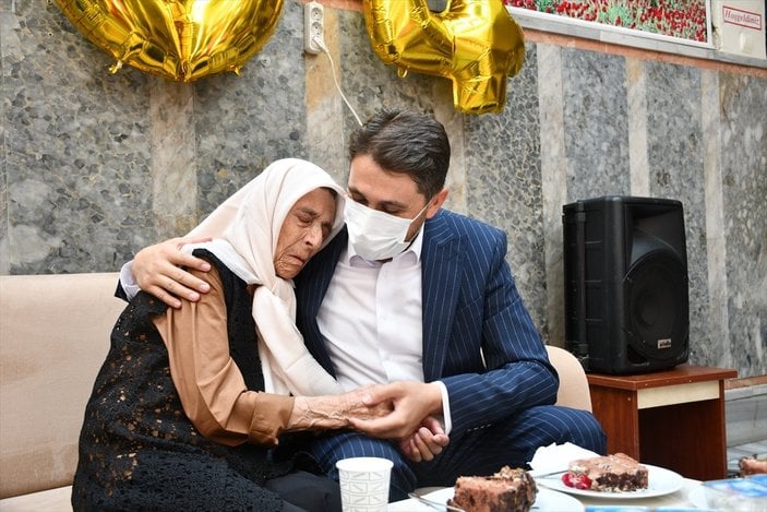Kahramanmaraş'ta 104 yaşındaki nineye sürpriz doğum günü düzenlendi