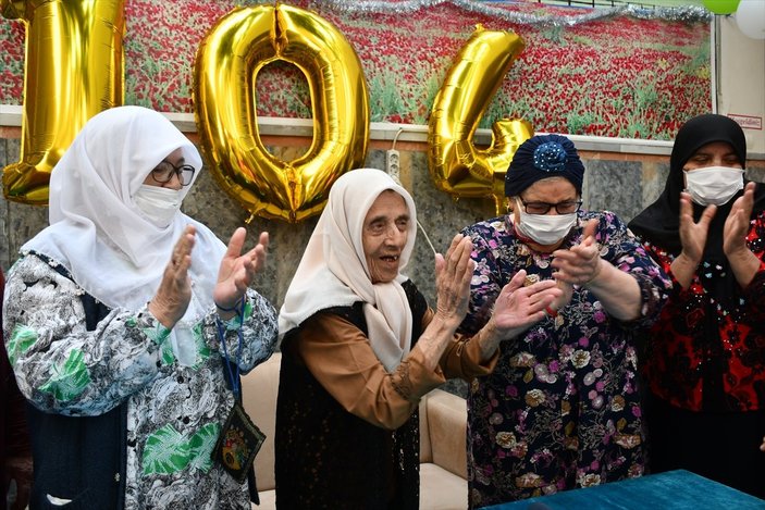Kahramanmaraş'ta 104 yaşındaki nineye sürpriz doğum günü düzenlendi