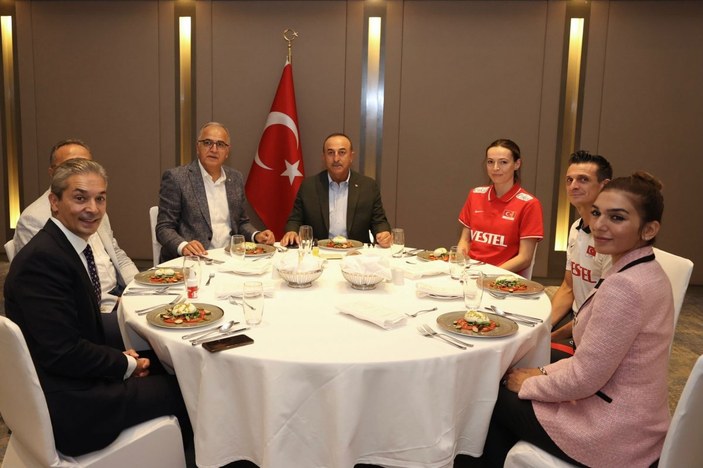 Dışişleri Bakanı Mevlüt Çavuşoğlu, Filenin Sultanları'yla buluştu
