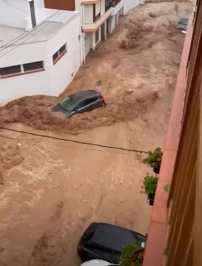 İspanya'da şiddetli yağış, sele neden oldu