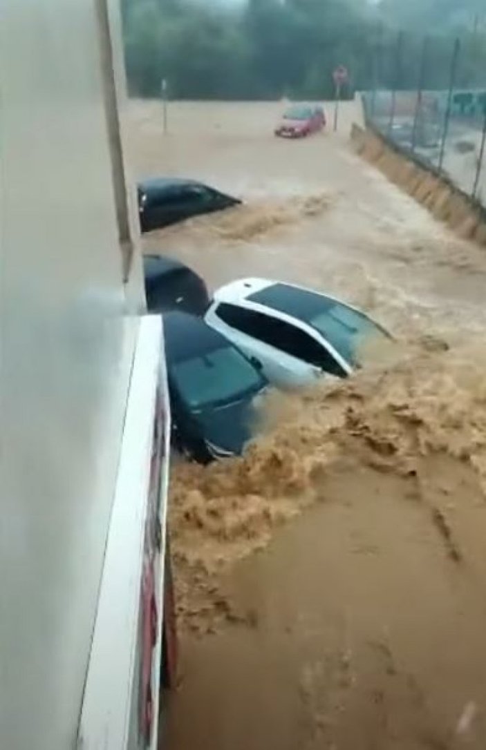 İspanya'da şiddetli yağış, sele neden oldu