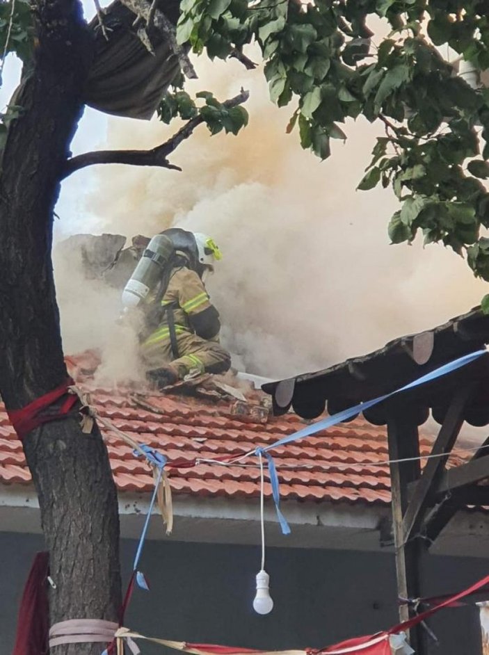 İzmir’de eski karakol binası yandı: İtfaiye eri alevlerin içine düştü