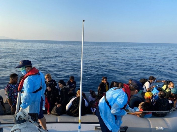 İzmir’de Yunanistan’dan itilen 172 kaçak göçmen kurtarıldı