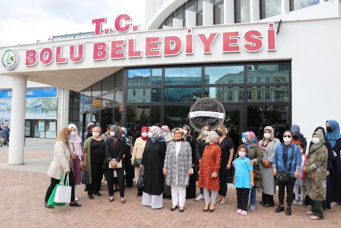 Tanju Özcan'a kadınlardan siyah çelenkli protesto