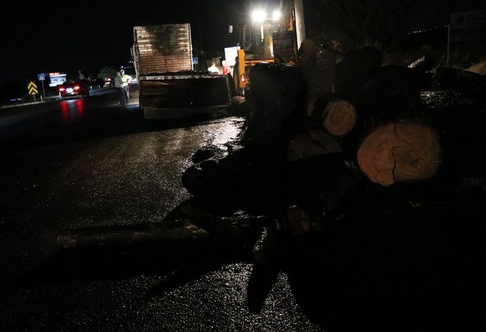 aa Denizli'de tomruk yüklü kamyon alev alev yandı