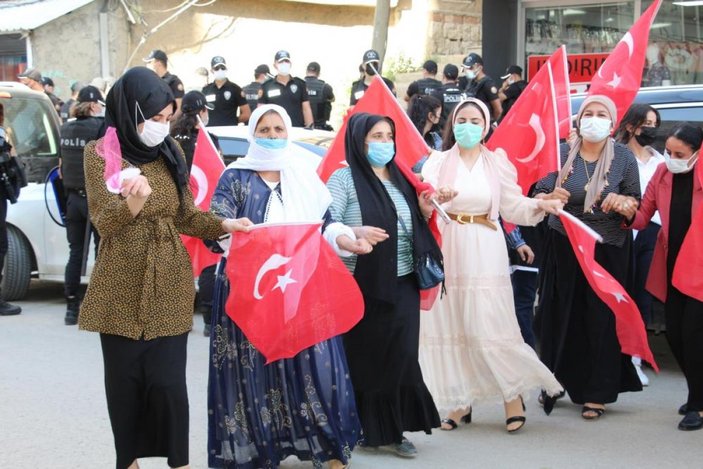 Oğlu terör örgütünden kaçan anne, Türk bayraklarıyla halay çekti