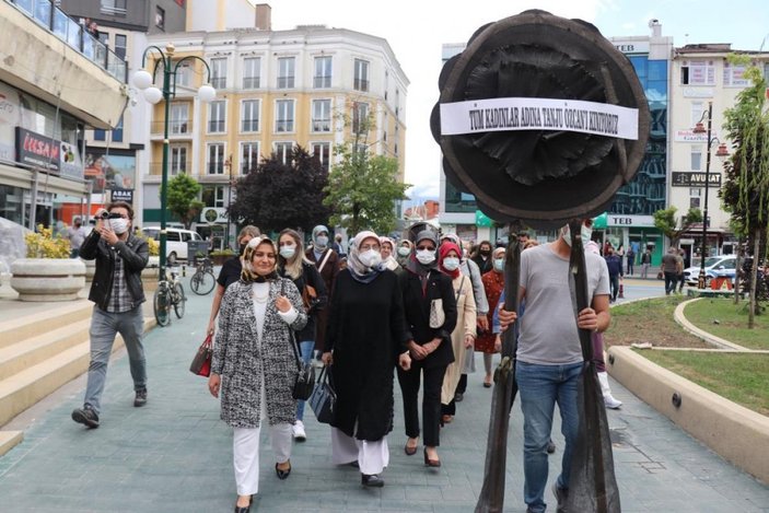 Tanju Özcan'a kadınlardan siyah çelenkli protesto