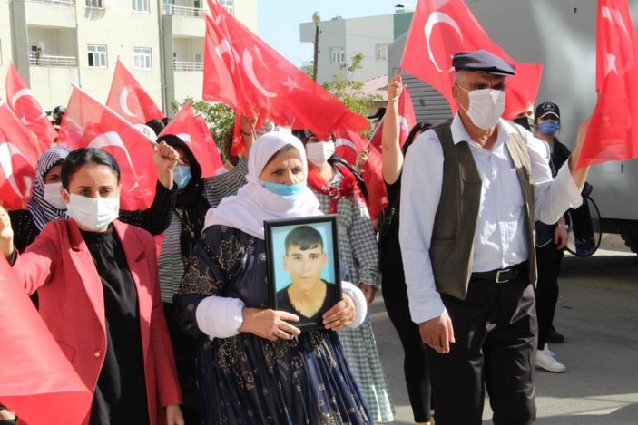 Oğlu terör örgütünden kaçan anne, Türk bayraklarıyla halay çekti