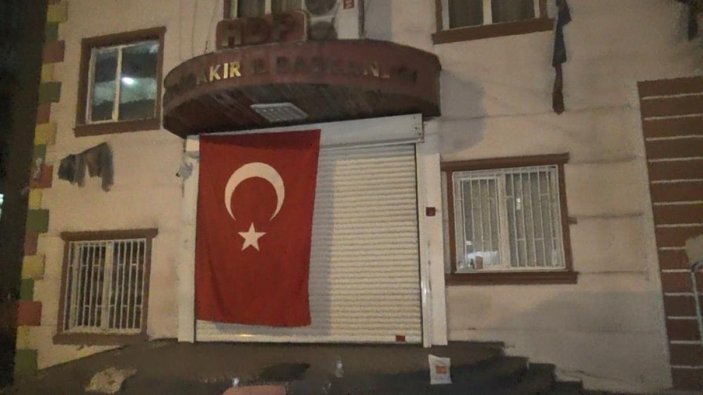 Diyarbakır'da evlat nöbetindeki aileler, HDP binasına Türk bayrağı astı