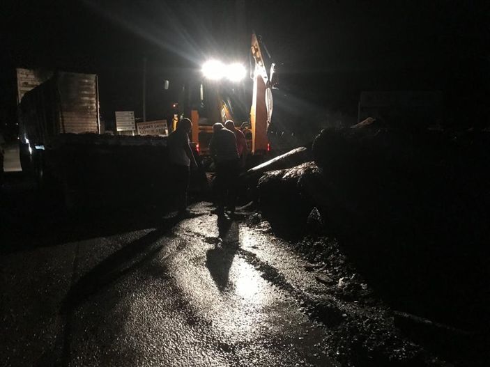 aa Denizli'de tomruk yüklü kamyon alev alev yandı