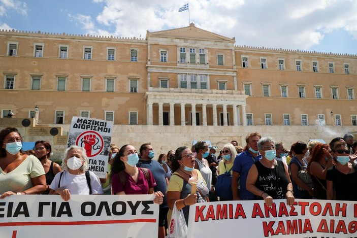 Yunanistan'da sağlıkçılar, zorunlu koronavirüs aşısını protesto etti