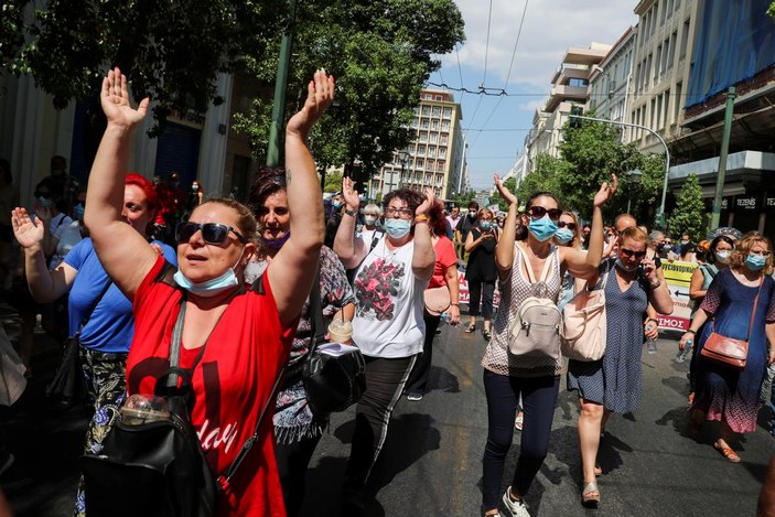 Yunanistan'da sağlıkçılar, zorunlu koronavirüs aşısını protesto etti