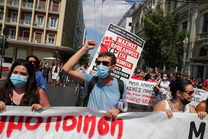 Yunanistan'da sağlıkçılar, zorunlu koronavirüs aşısını protesto etti