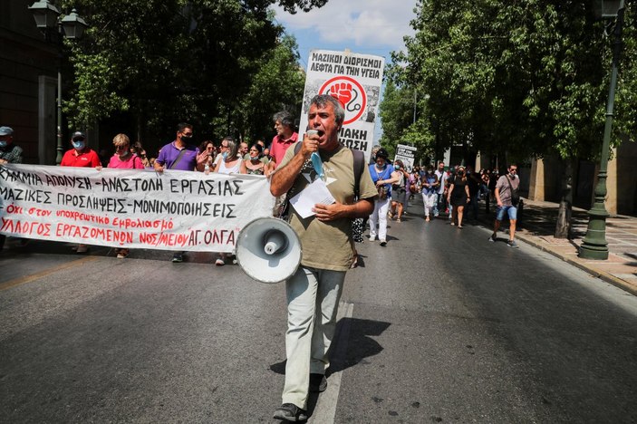 Yunanistan'da sağlıkçılar, zorunlu koronavirüs aşısını protesto etti