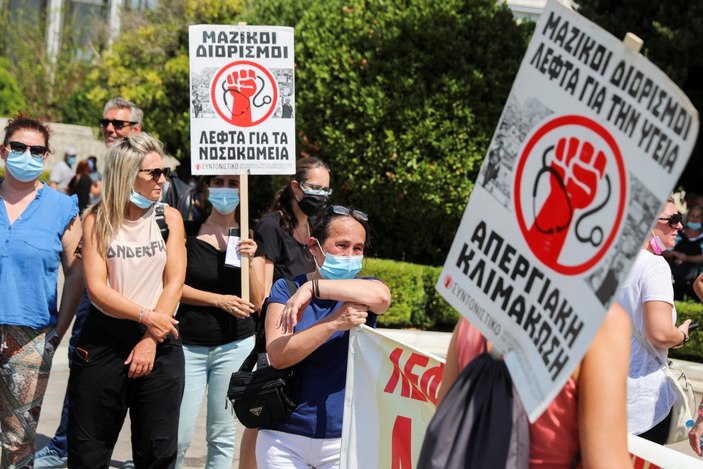 Yunanistan'da sağlıkçılar, zorunlu koronavirüs aşısını protesto etti