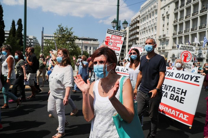 Yunanistan'da sağlıkçılar, zorunlu koronavirüs aşısını protesto etti