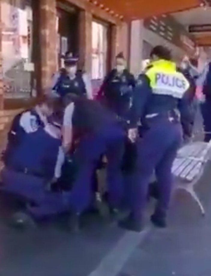 Avustralya'da aşı karşıtı protesto yapan kadına polis müdahalesi