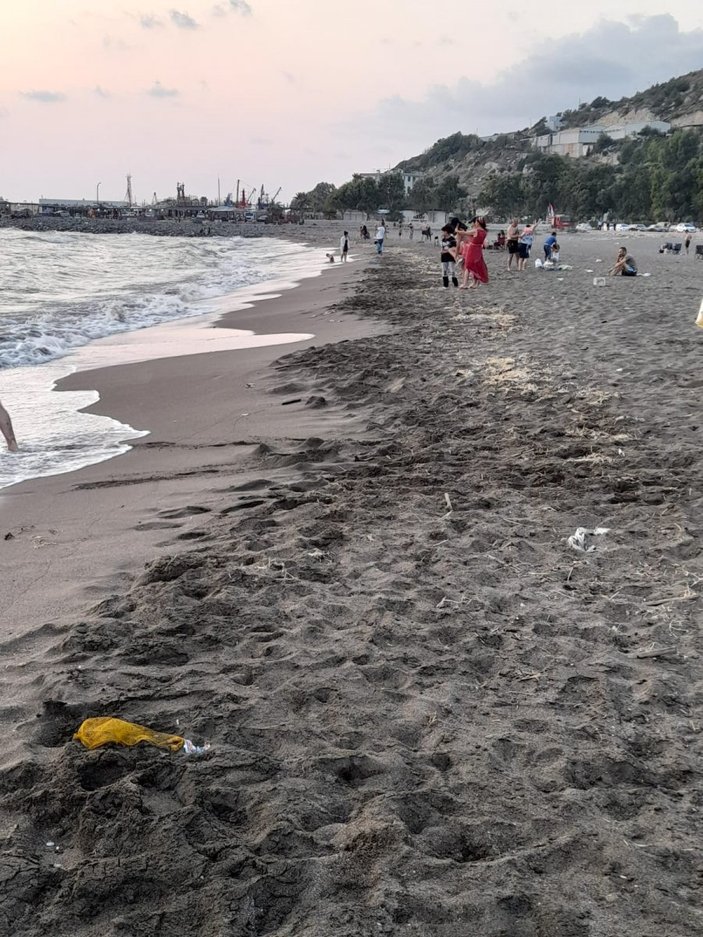 Hatay'da sahile petrol atığı vurdu