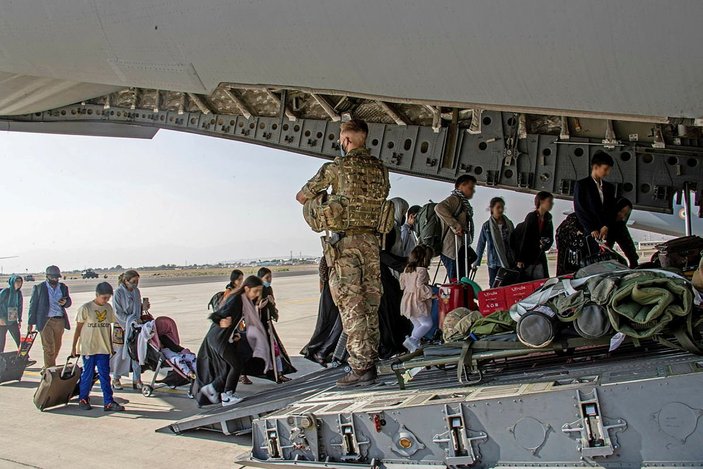 Alman siyasetçi Tino Chrupalla: Afgan göçmenleri silahla durduralım