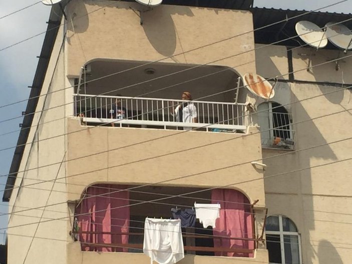 Adana'da kaza geçiren adamı, oğlu balkondan gördü