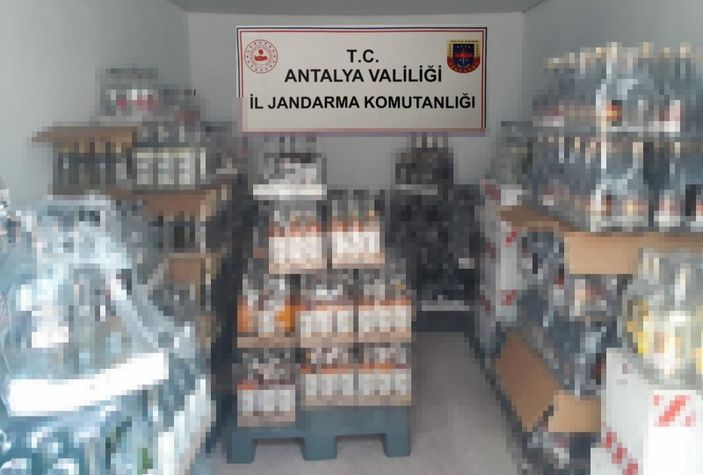 Antalya’da 12 otelde 5 bin litre kaçak içki ele geçirildi