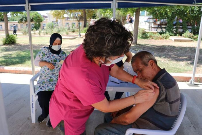 i Adana'da namazı sonrası, seyyar aşı standında aşılama yapıldı