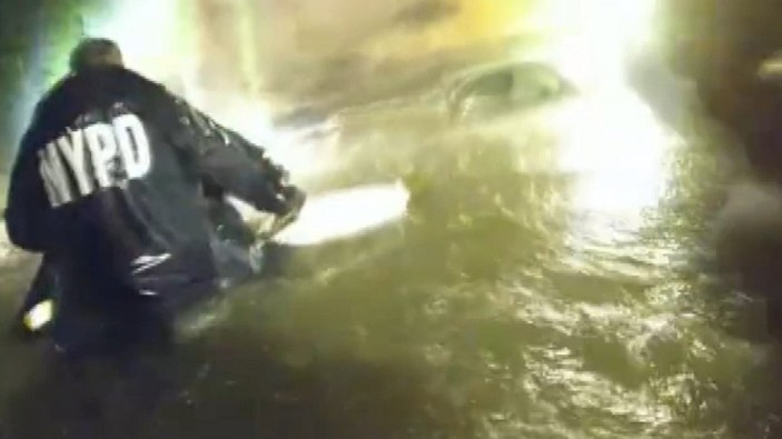 Central Park’ta polis, selde mahsur kalan sürücüyü kurtardı