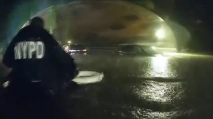 Central Park’ta polis, selde mahsur kalan sürücüyü kurtardı