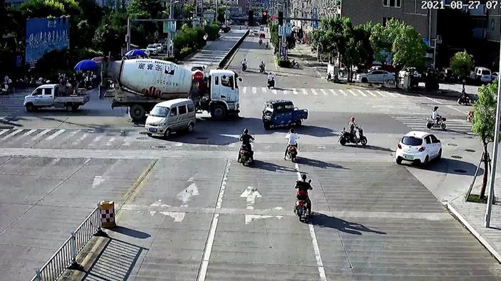 Çin'de mikserin altında sürüklenen motorcu