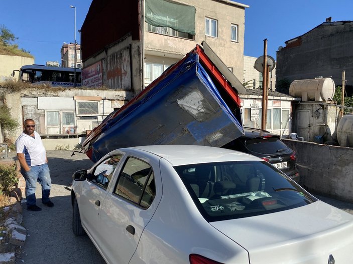 İstanbul'da kamyonet 2 otomobilin üstüne devrildi