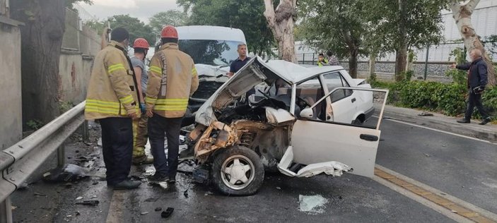 Florya'da minibüsün çarptığı otomobilde 4 yaralı