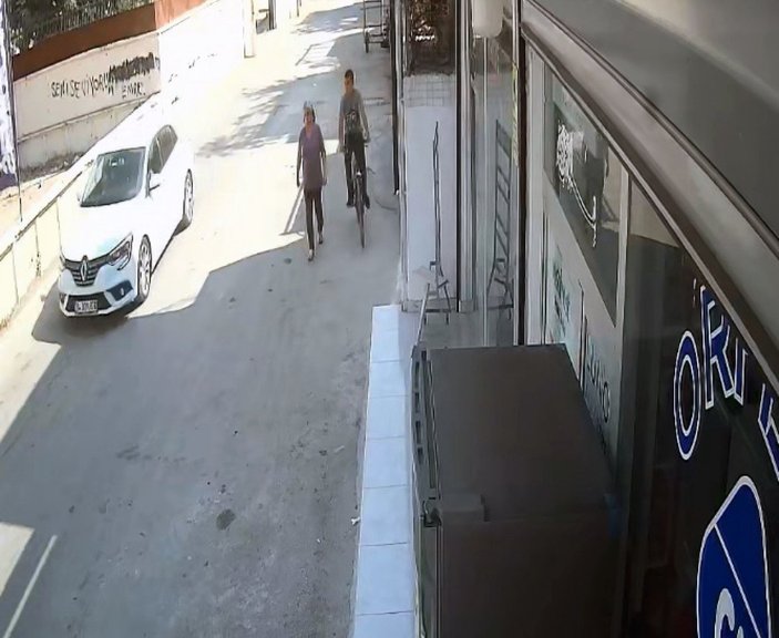 Adana’da, kadının boynundaki kolyeyi çekerek çalan kapkaççı kamerada