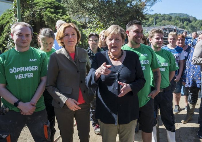 Merkel'den Almanya'daki sel bölgesine ziyaret