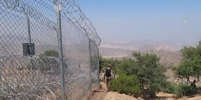 Pakistan, Afganistan sınırına tel örgü çekti