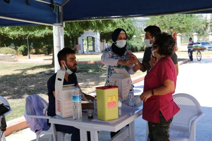 i Adana'da namazı sonrası, seyyar aşı standında aşılama yapıldı