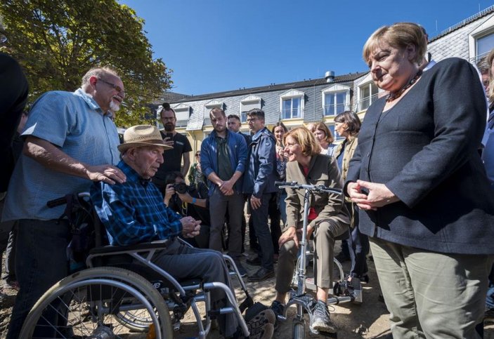 Merkel'den Almanya'daki sel bölgesine ziyaret