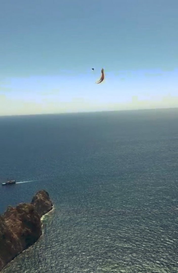 Antalya'da yamaç paraşütü yaparken kayalığa düşen kişi kurtarıldı