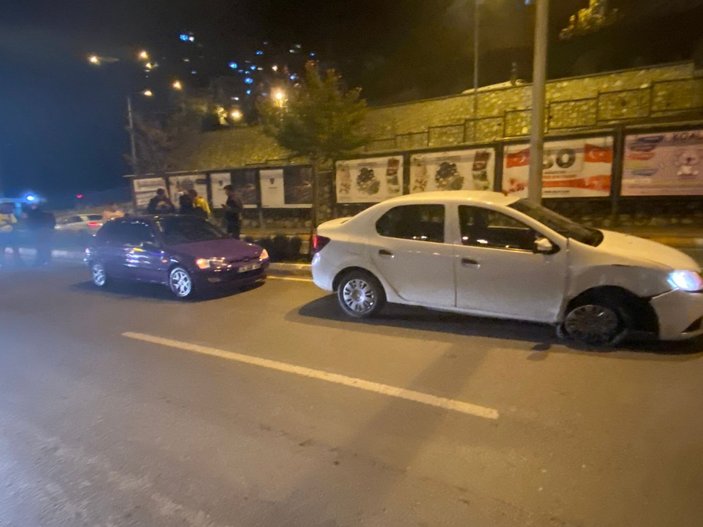 Zonguldak'ta köpeğe çarpmamak için otomobile çarptı