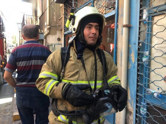 Kırıkkale'de yangında bayılan yaşlı adamı, itfaiye eri sırtında taşıdı