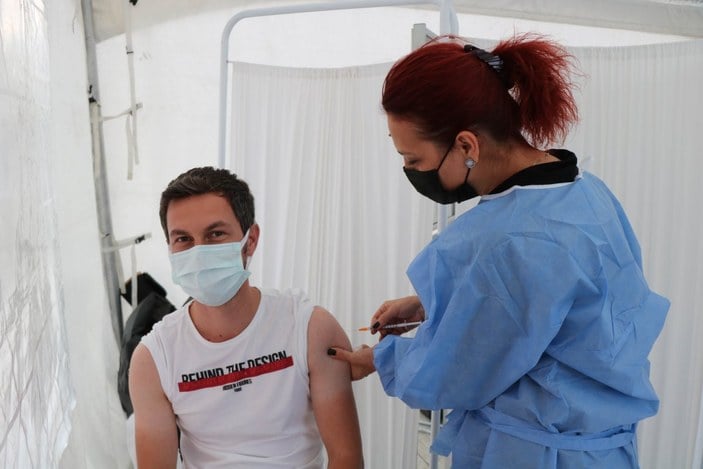 Samsun'da doktorun aşı karşıtı vatandaşı ikna yöntemi