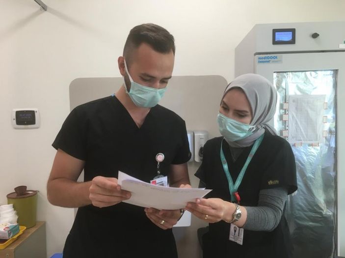 Düğünlerini yapamayan çift, birlikte aşı çalışmalarına katıldı