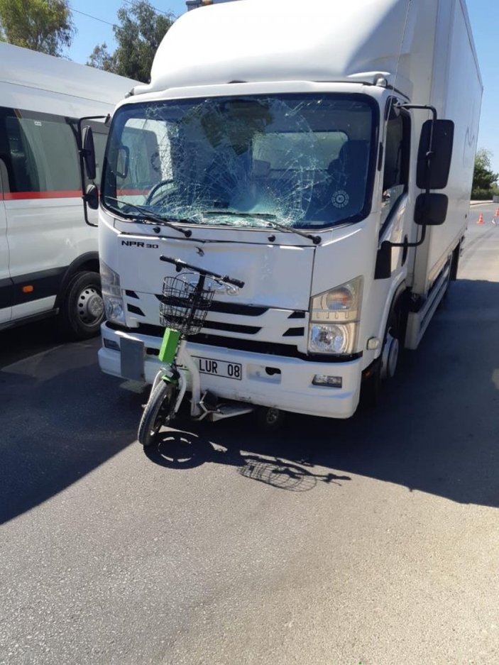 Antalya'da seyir halindeki kamyon elektrikli bisiklete çarptı