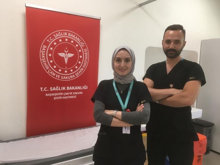 Düğünlerini yapamayan çift, birlikte aşı çalışmalarına katıldı