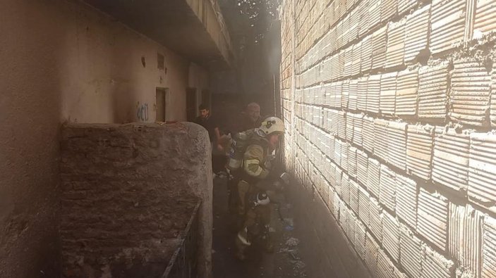 Kırıkkale'de yangında bayılan yaşlı adamı, itfaiye eri sırtında taşıdı