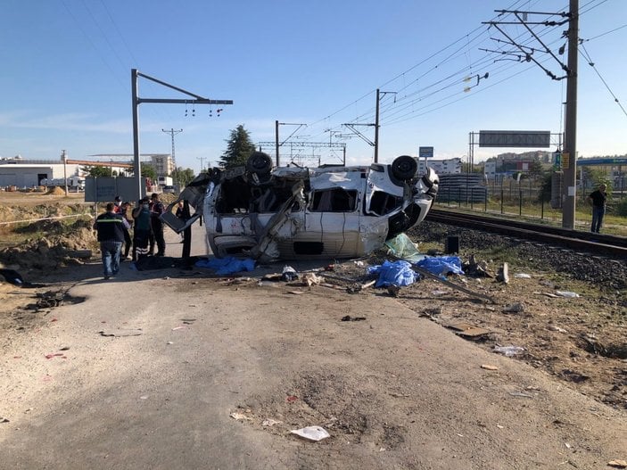 Tekirdağ'da yük treni ile minibüs çarpıştı: Ölüler var