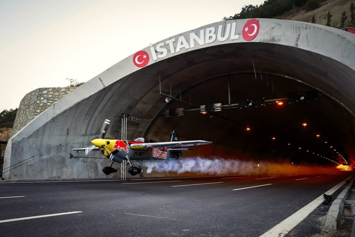 Dario Costa, İstanbul’daki tünellerden uçakla geçti, rekor kırdı