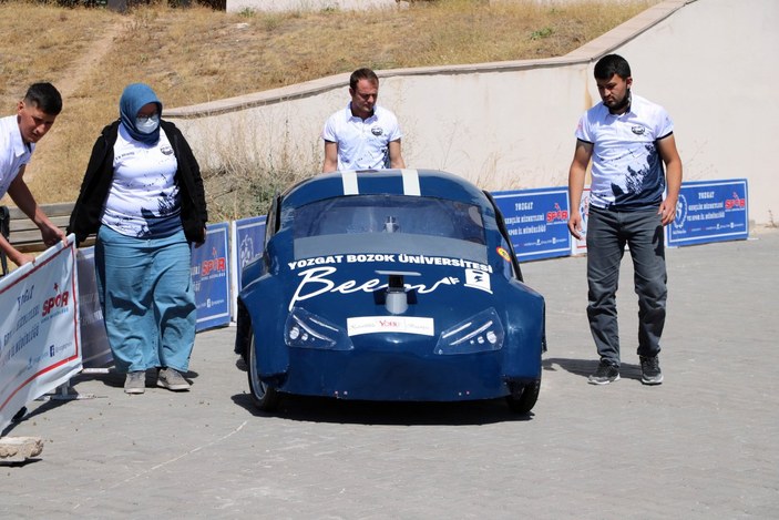 Yozgat'ta üniversiteliler trafik levhası okuyabilen sürücüsüz araç tasarladı