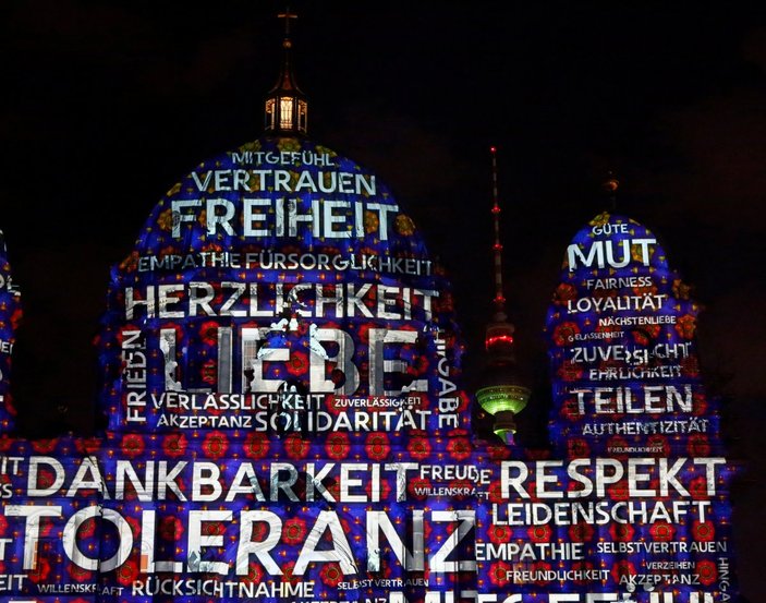 Berlin'de ışık festivali büyüledi