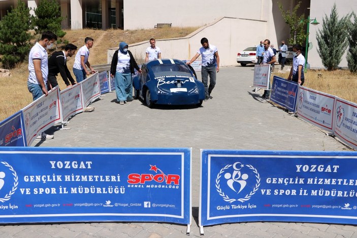 Yozgat'ta üniversiteliler trafik levhası okuyabilen sürücüsüz araç tasarladı